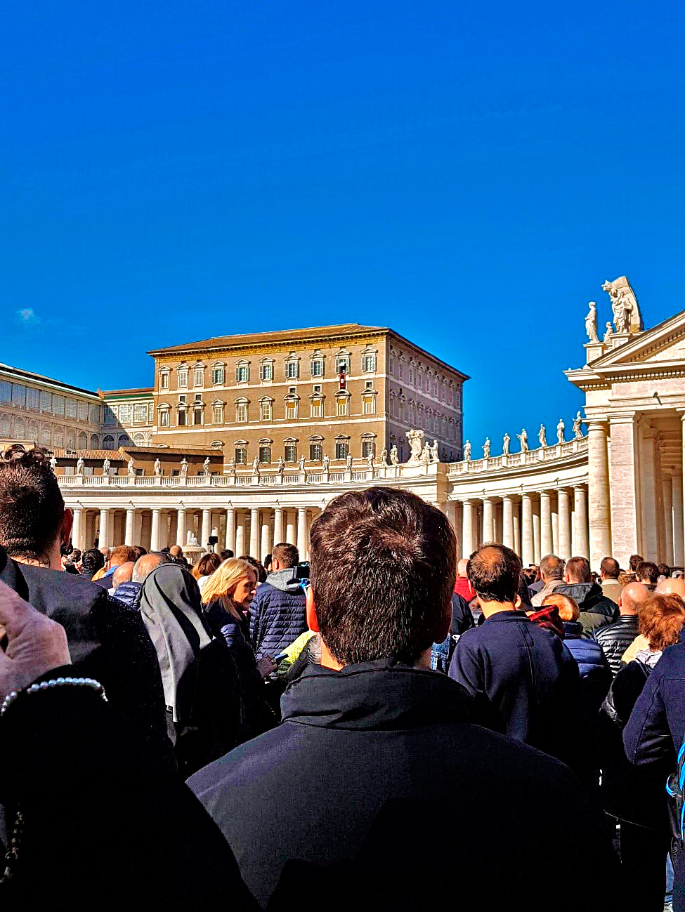 Bênção do Papa Francisco (O Papa está na segunda janela, da direita para a esquerda, onde está estendido um manto vermelho)