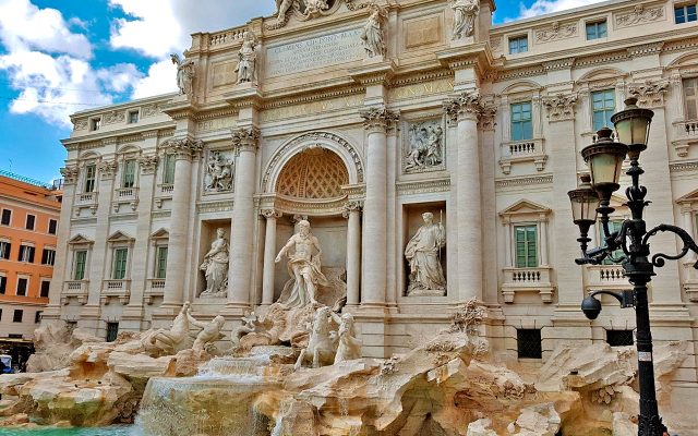 A Fontana di Trevi é um dos lugares incríveis para conhecer na hora de fazer turismo em Roma