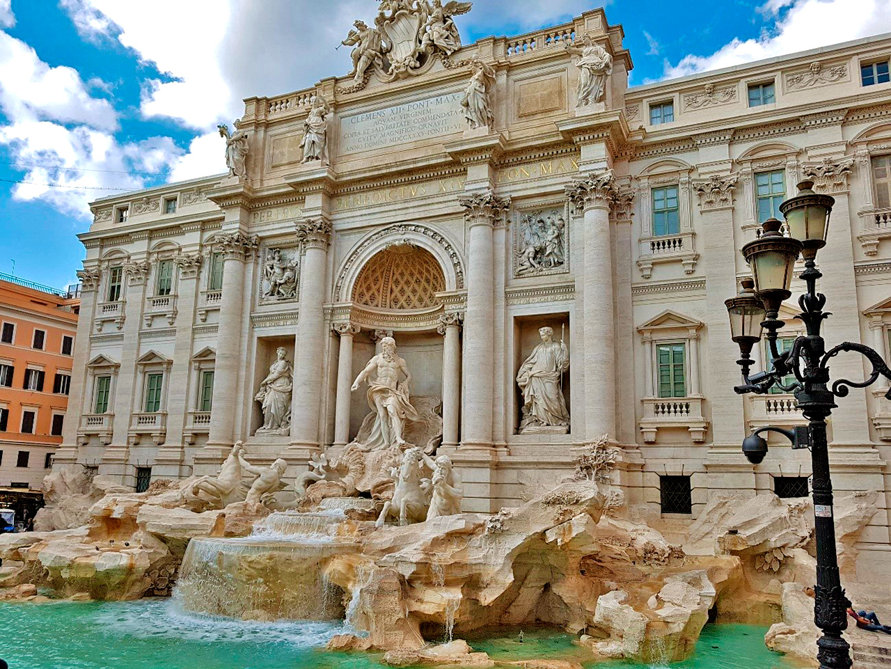 A Fontana di Trevi é um dos lugares incríveis para conhecer na hora de fazer turismo em Roma