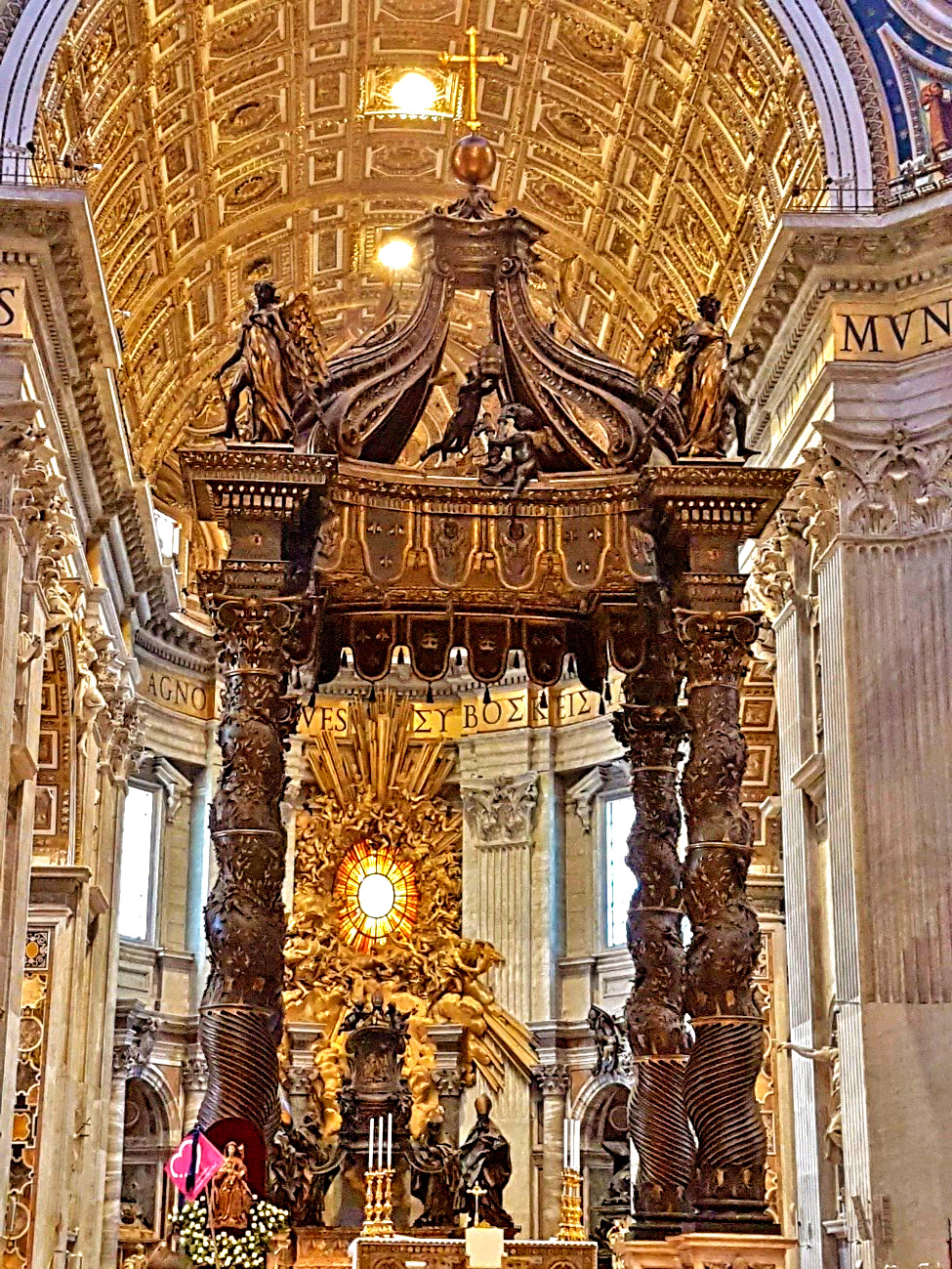 O interior da Basílica de São Pedro não é lindo?