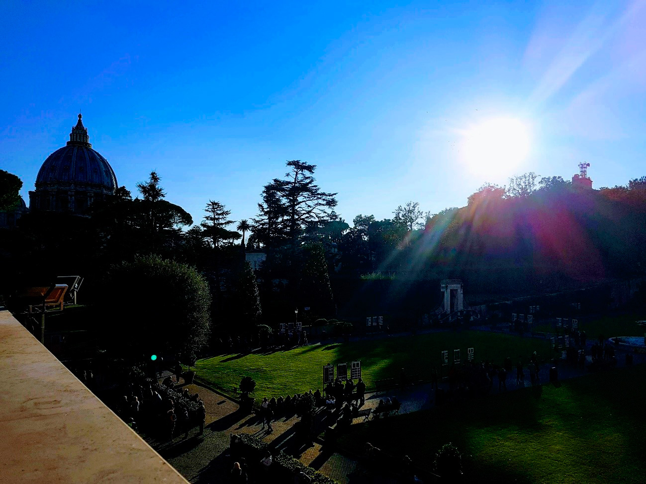 Jardins do Vaticano (foto ficou desfocada por causa do sol)