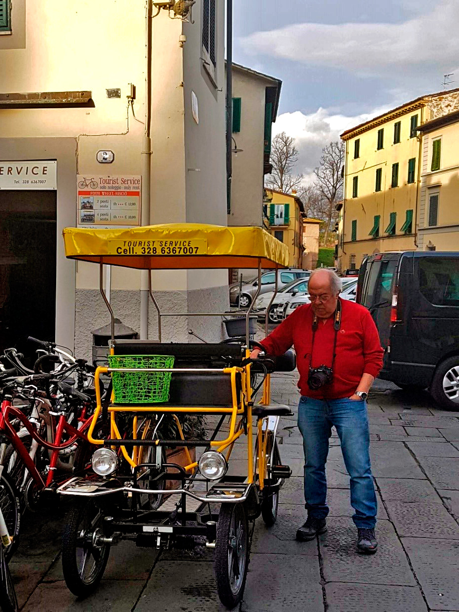 Em Lucca é possível o aluguel desses veículos para fazer passeios na cidade
