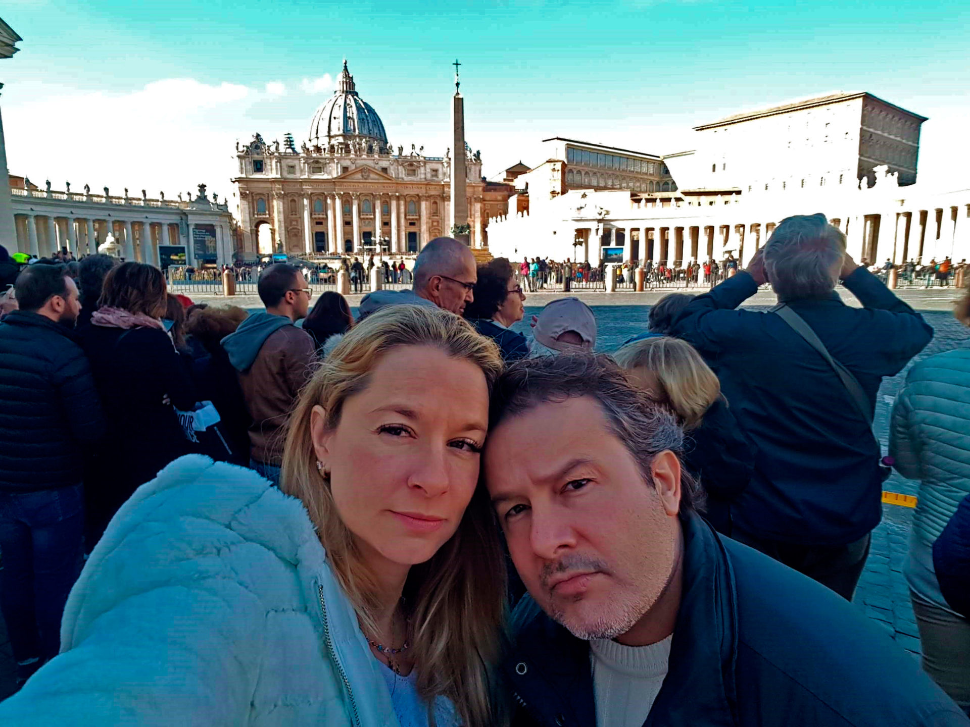 Renato e Flavia, meus filhos enquanto aguardávamos a missa na Praça São Pedro