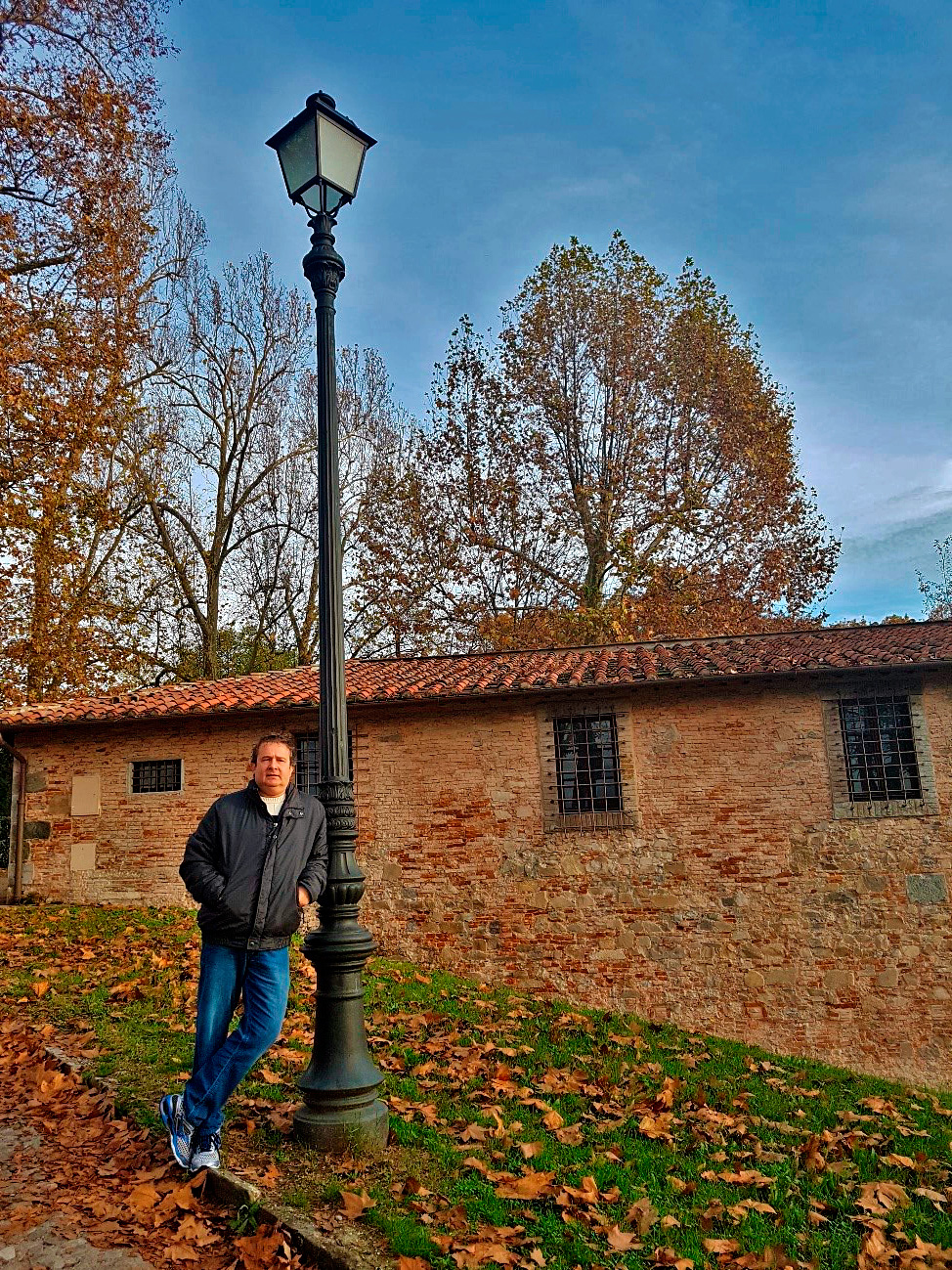 Renato fazendo pose para a foto nessa construção em Lucca