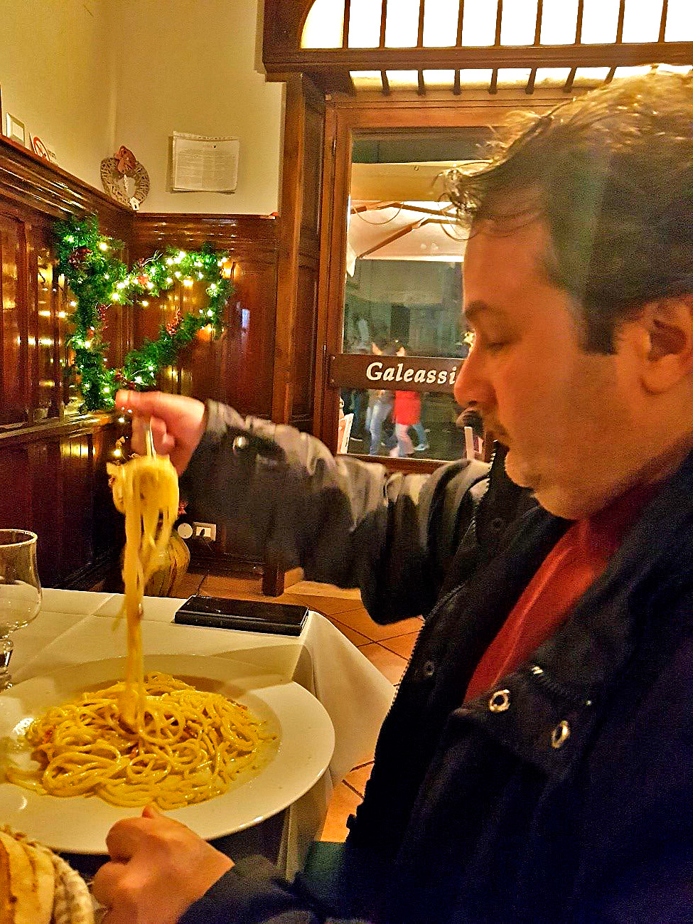 Meu genro Renato se servindo com pasta italiana (Mangia che te fa bene!!)