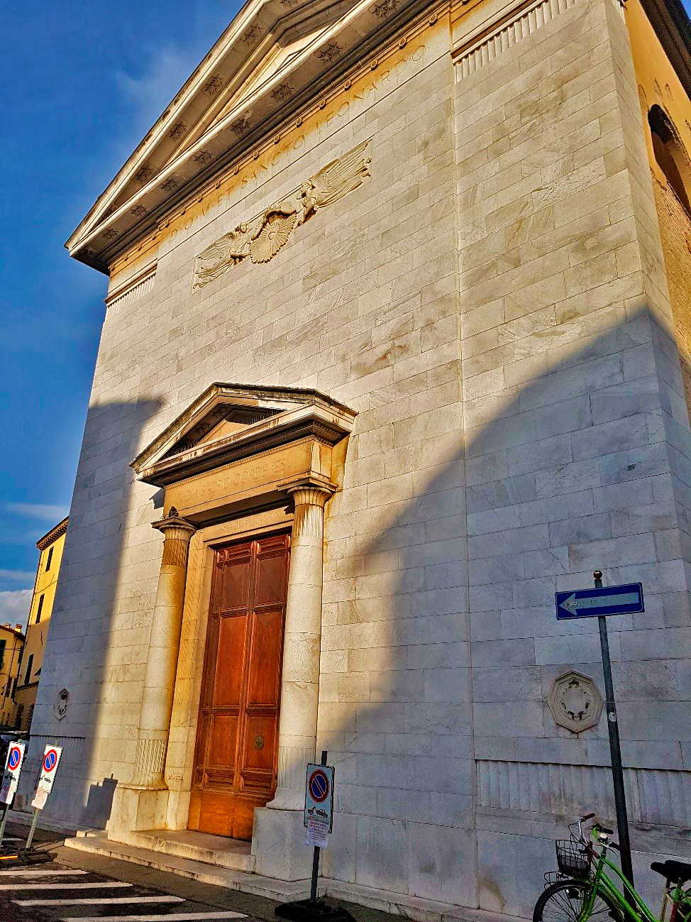 Uma das inúmeras igrejas de Lucca - San Leonardo in Borghi