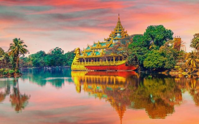 O Pagode de Shwedagon é um dos lugares para fazer turismo em Myanmar
