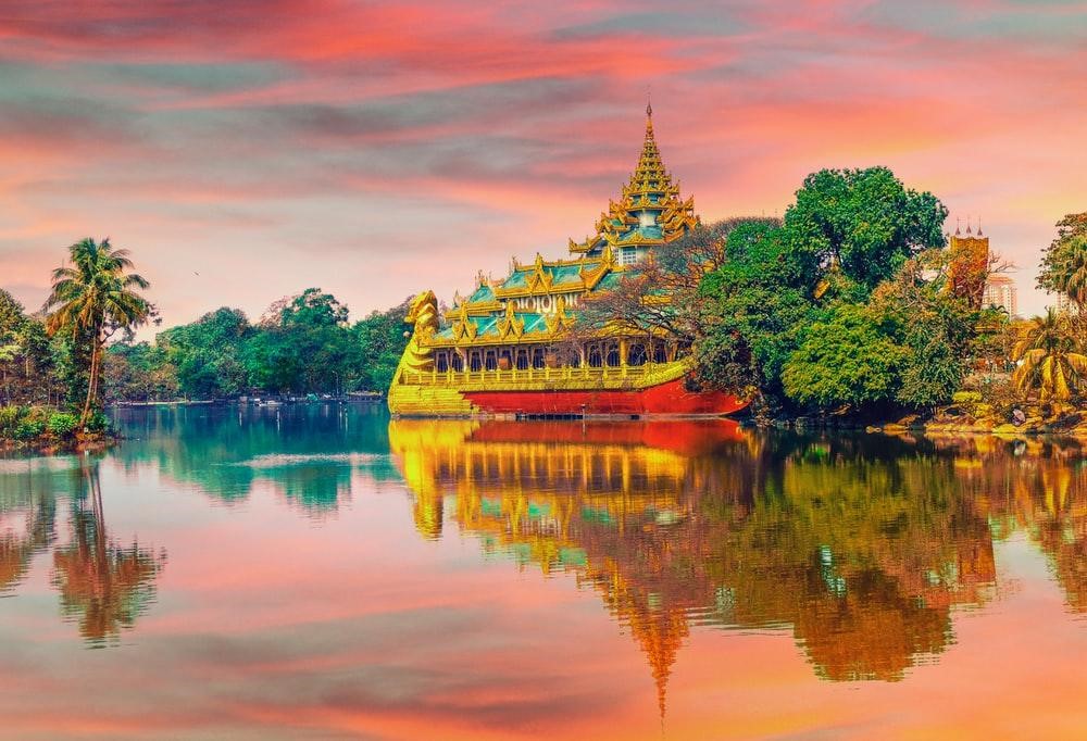 O Pagode de Shwedagon é um dos lugares para fazer turismo em Myanmar