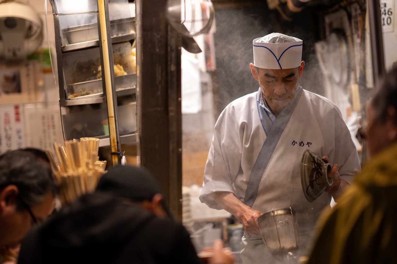 Culinária de rua em Shinjuku no Japão