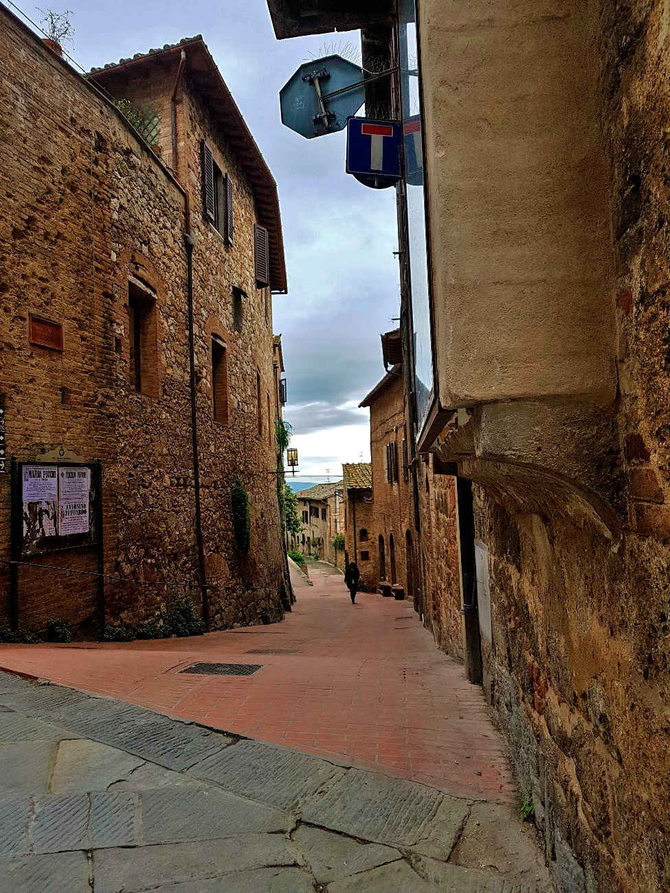 Eu, a caminho de mais um encanto nas ruas de San Gimignano