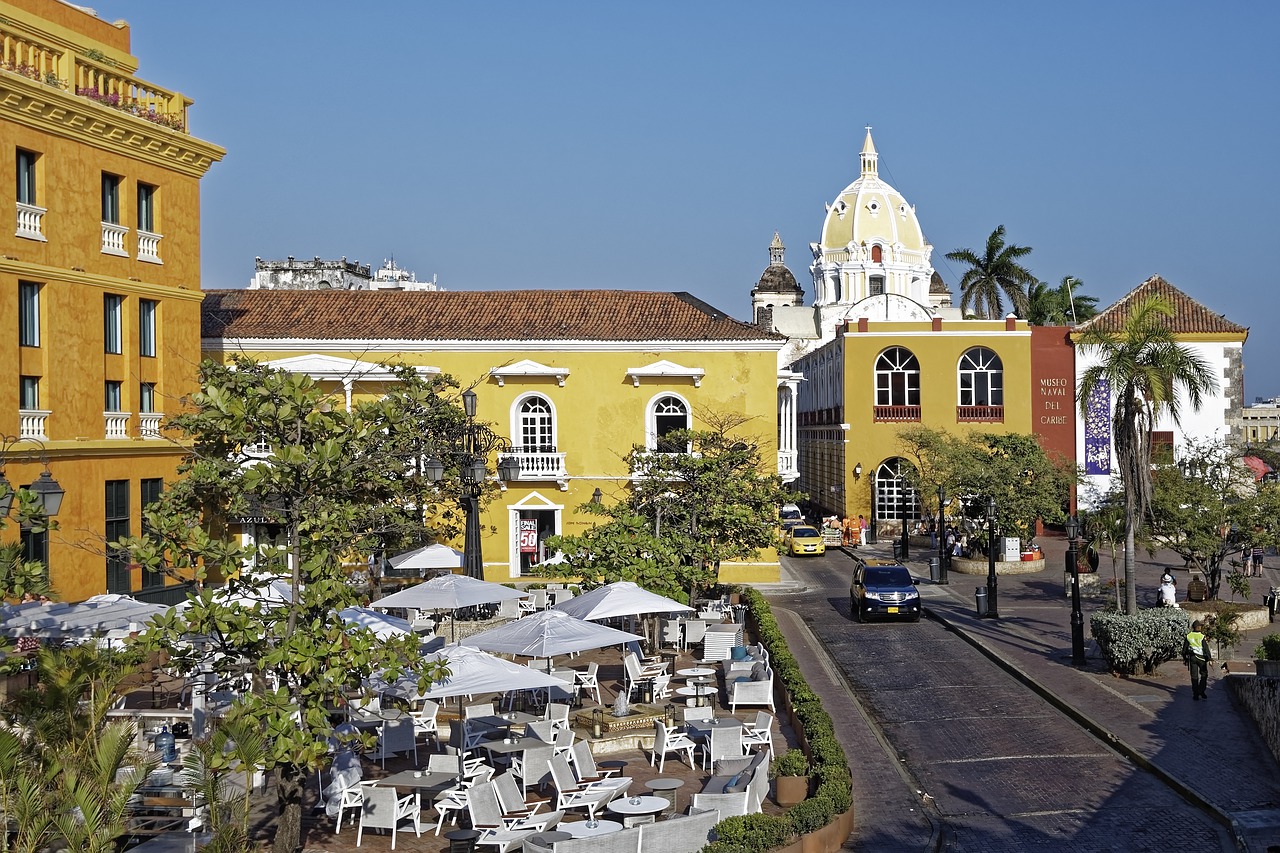 Ao fundo é possível ver a cúpula da Igreja de São Pedro Claver