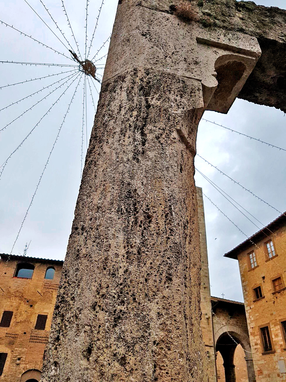 Onde seu olhar alcançar, há sempre um pedacinho que te leva à época medieval – Assim é San Gimignano