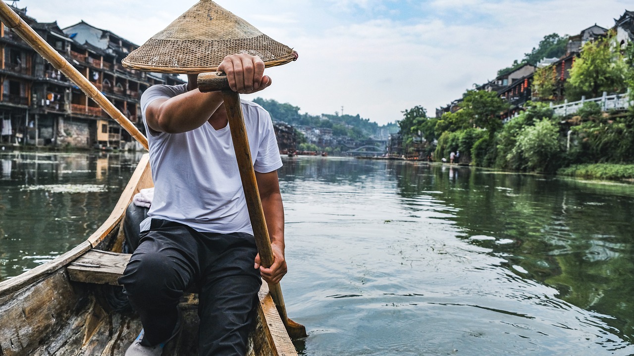 Passeio de barco a bordo de um pescador em Fenghuang