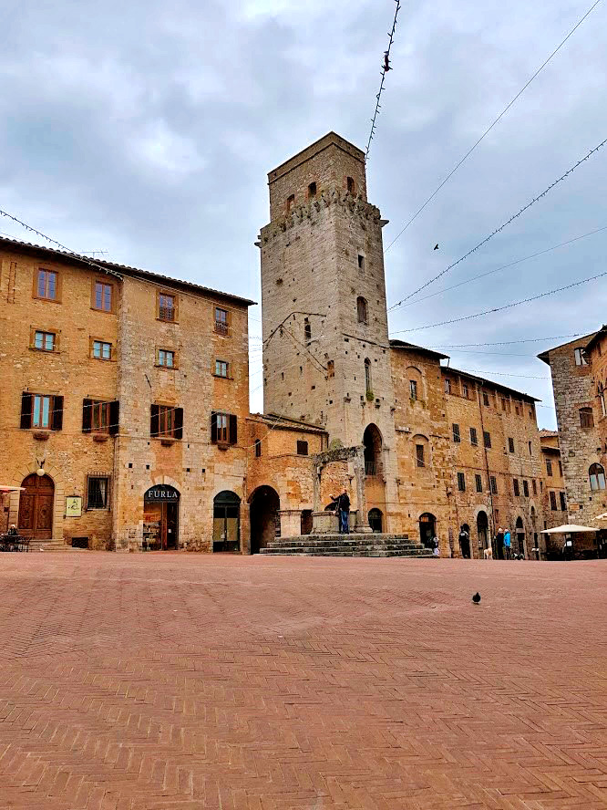 Essa é a Piazza de la Cisterna que possui o poço datado de 1237