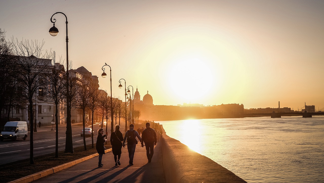Com o seguro viagem Rússia você pode presenciar momentos como esse pôr-do-sol em São Petersburgo