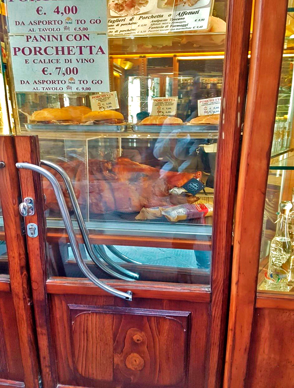 Vai uma porchetta aí? Vitrine de um estabelecimento de comida