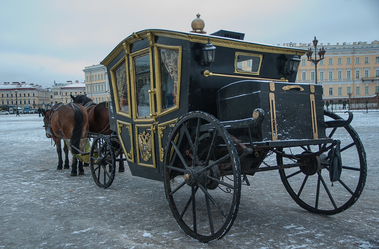 Charrete na frente da Praça do Palácio em São Petersburgo