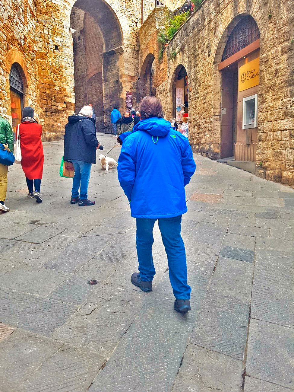 Meu genro Renato explorando as ruas de San Gimignano