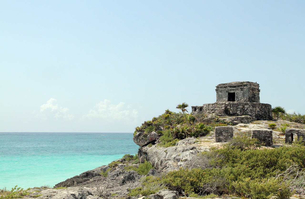 Uma das atrações de Tulum são as ruínas maias em frente ao Mar do Caribe