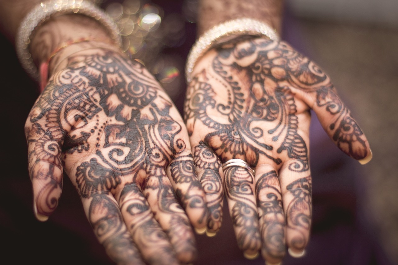 As tatuagem de henna são tradição na Índia e podem ser vistas durante o visto de estudante na Índia
