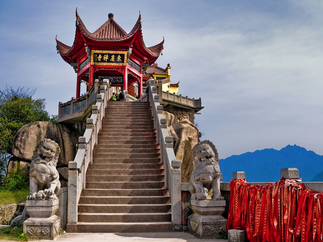 Esse é o templo budista de Jiuhuashan na China