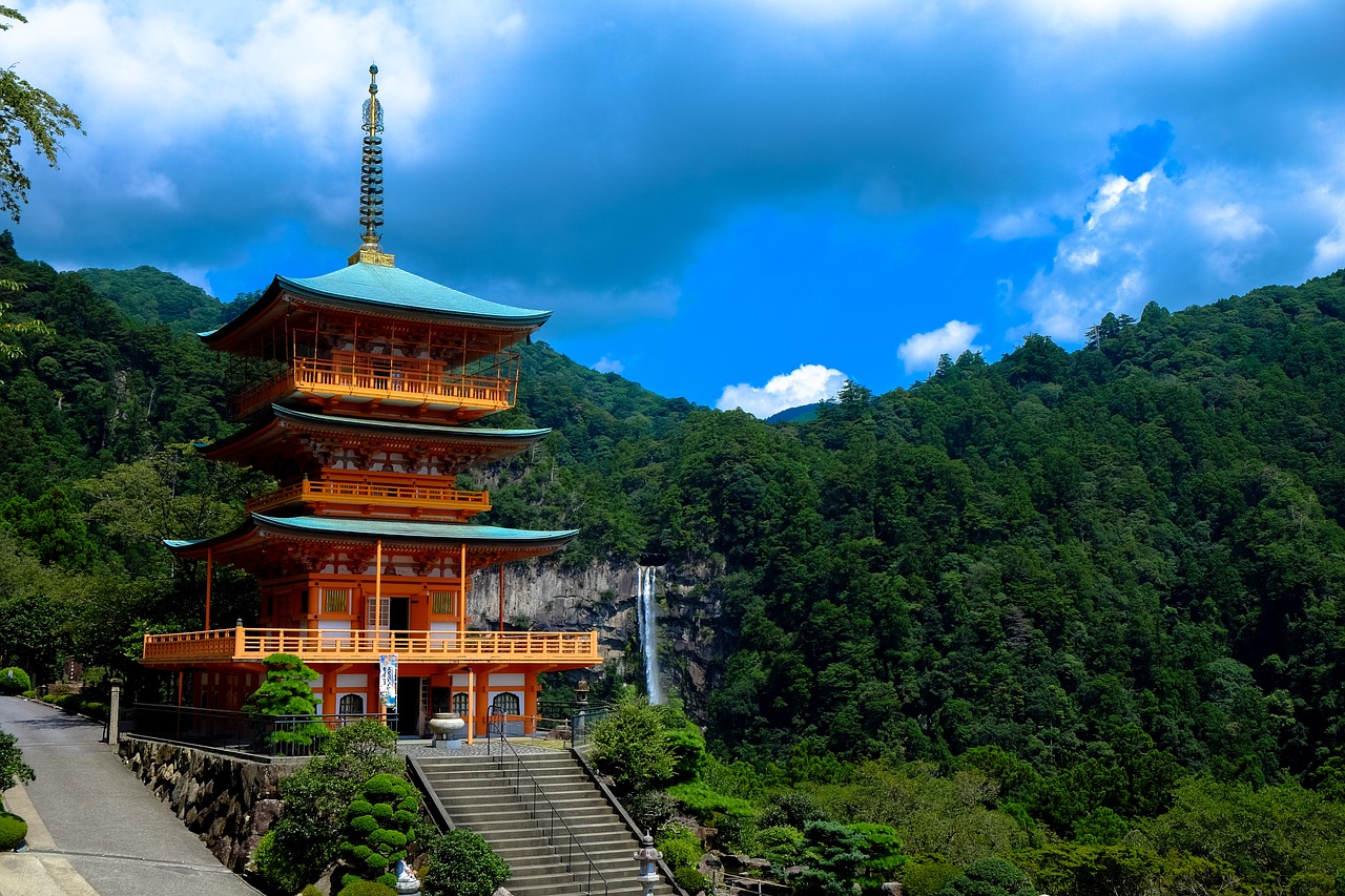 Com o seguro de viagem Japão é possível viajar para ver templos no estilo pagode no Japão