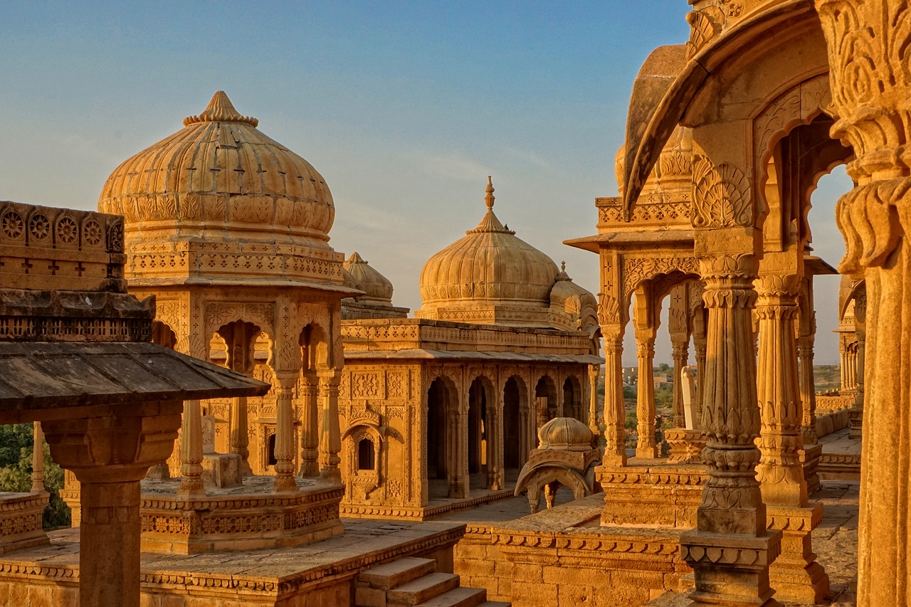 Que tal tirar fotos em meio a templos como esses de Bada Bagh na Índia?