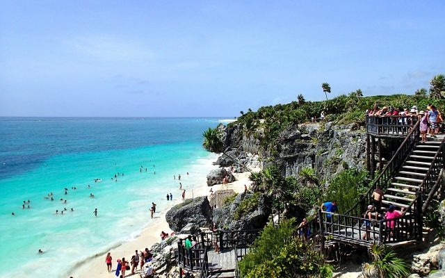 Linda vista das ruínas de Tulum com o mar do Caribe ao fundo