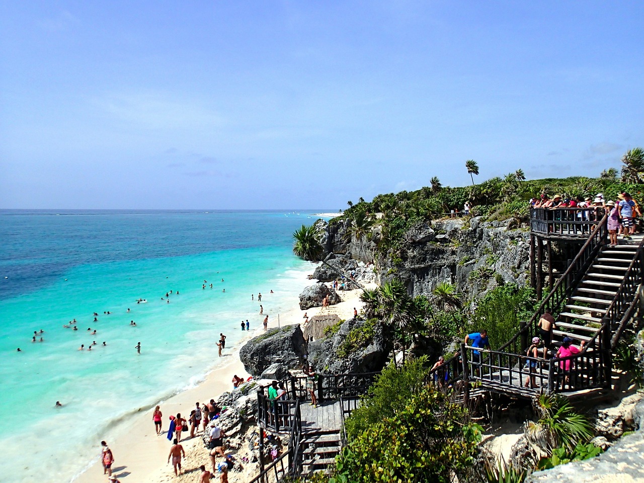 Linda vista das ruínas de Tulum com o mar do Caribe ao fundo