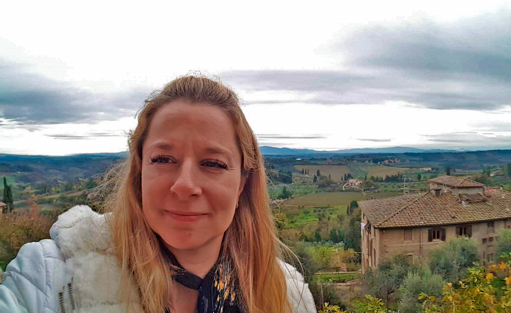 Minha filha Flavia em uma selfie na Toscana com vista panorâmica