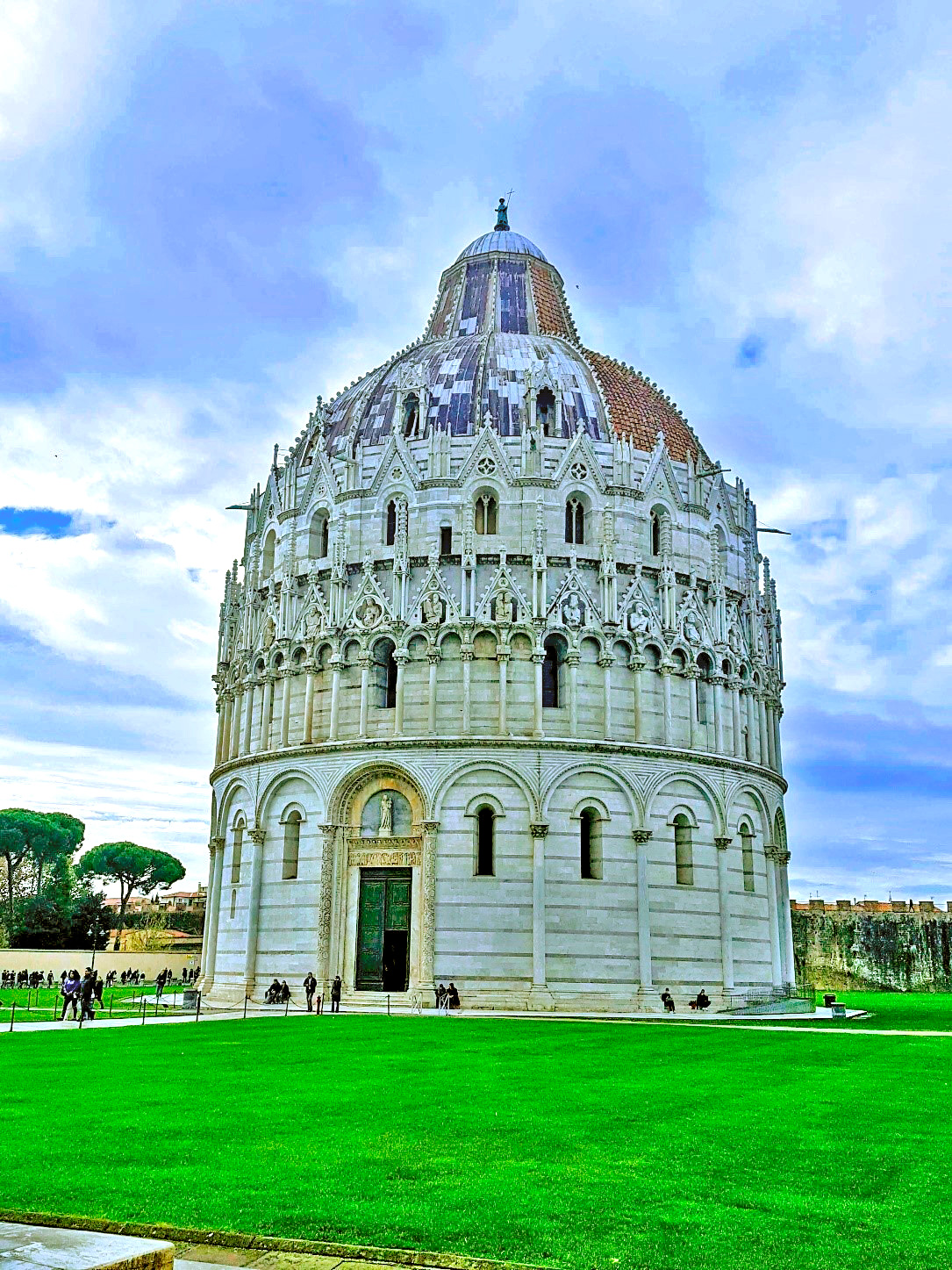 Linda arquitetura do prédio do Batistério em Pisa