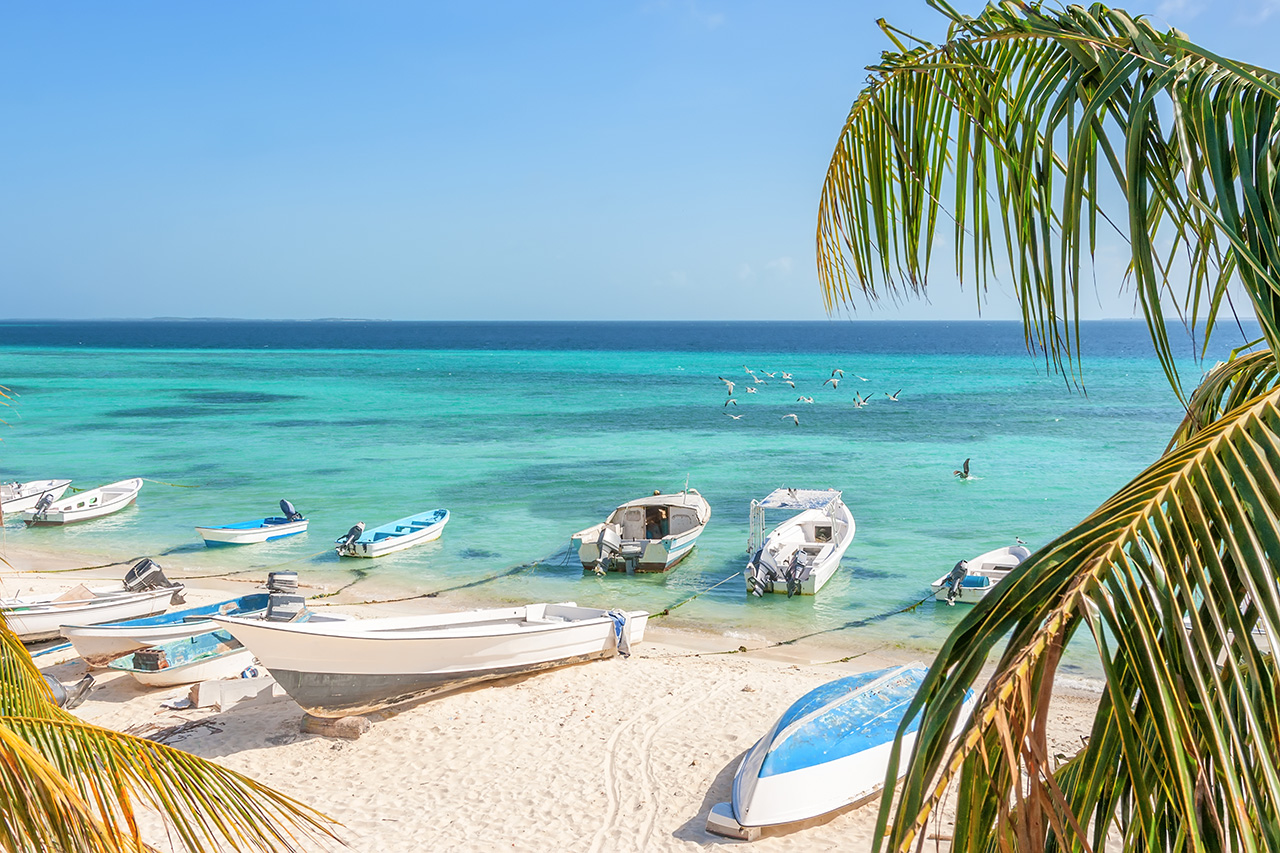 Paisagem em meio às embarcações em Los Roques