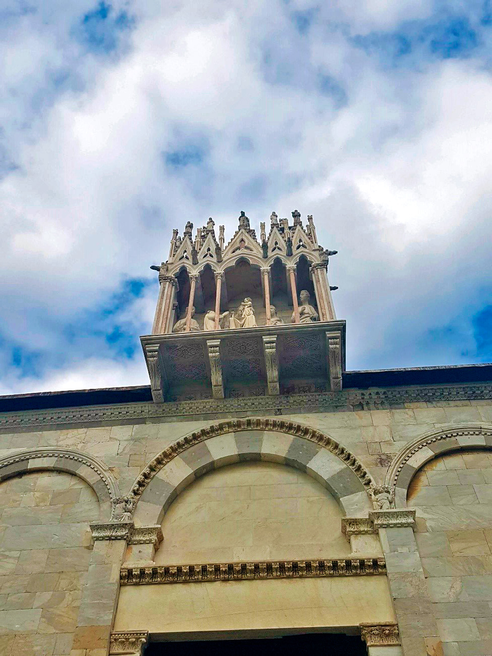 Entrada do Camposanto em Pisa na Itália