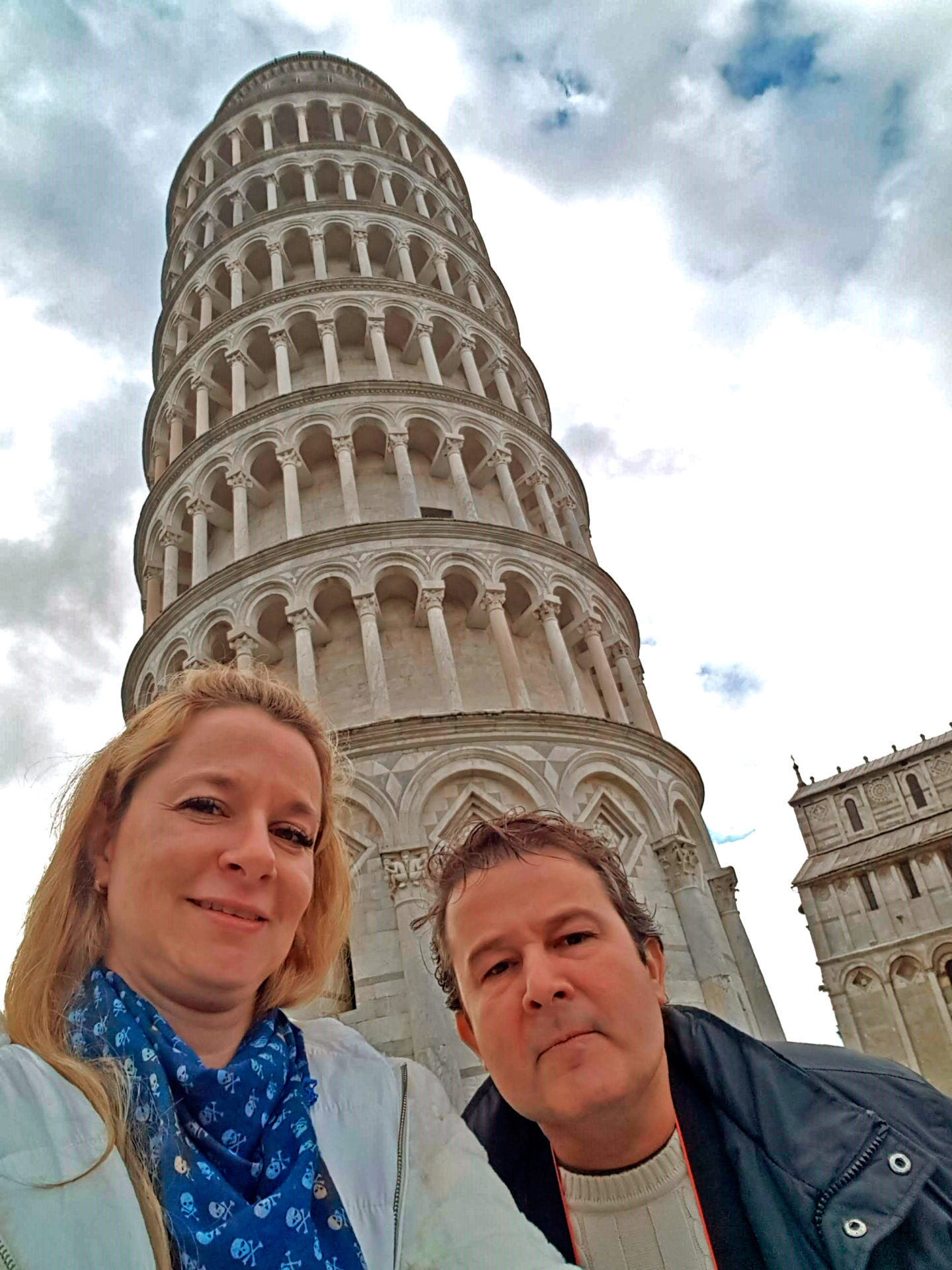 Flávia e Renato com a tradicional foto com a Torre de Pisa