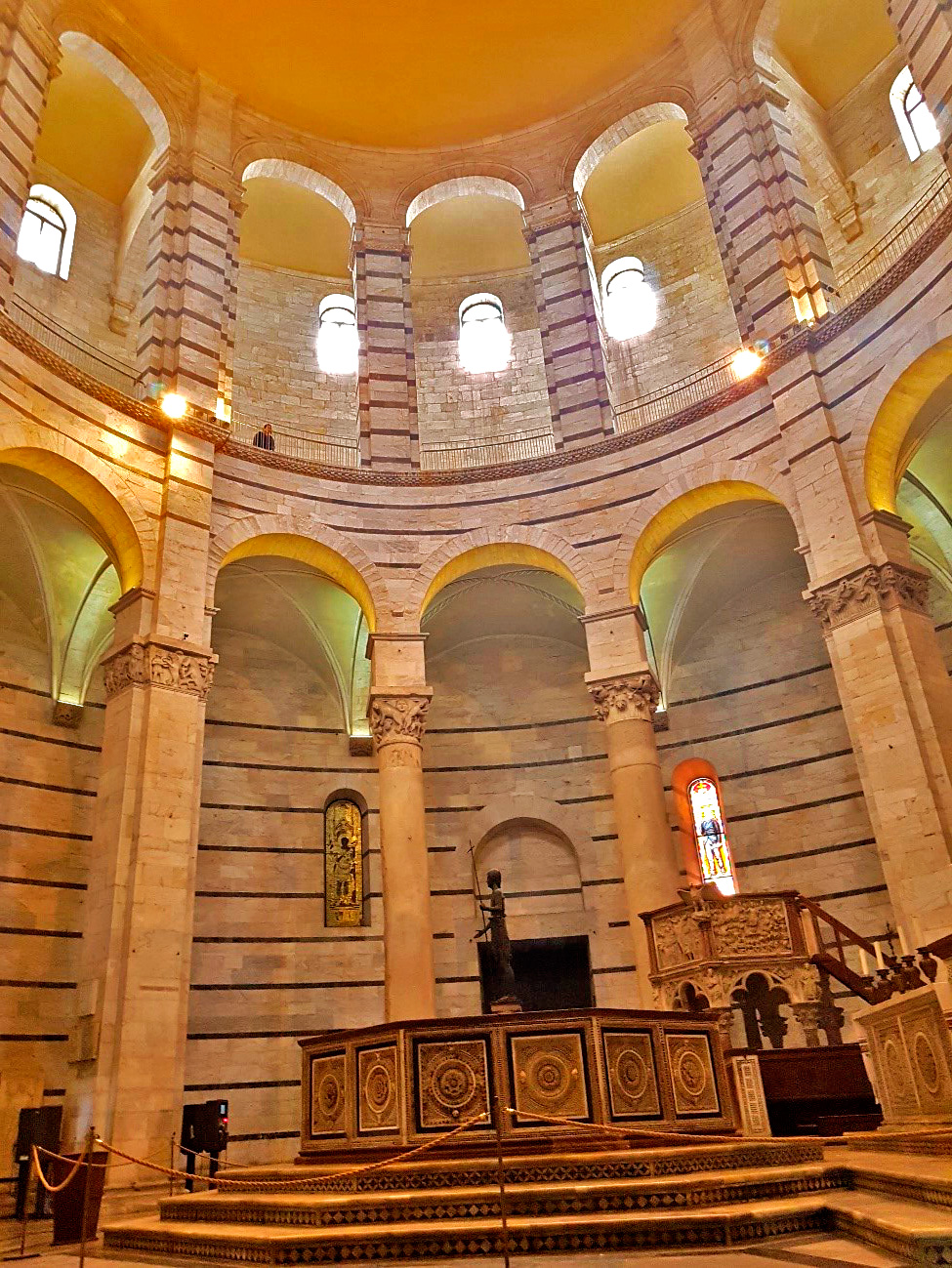 Interior do Batistério em Pisa na Itália
