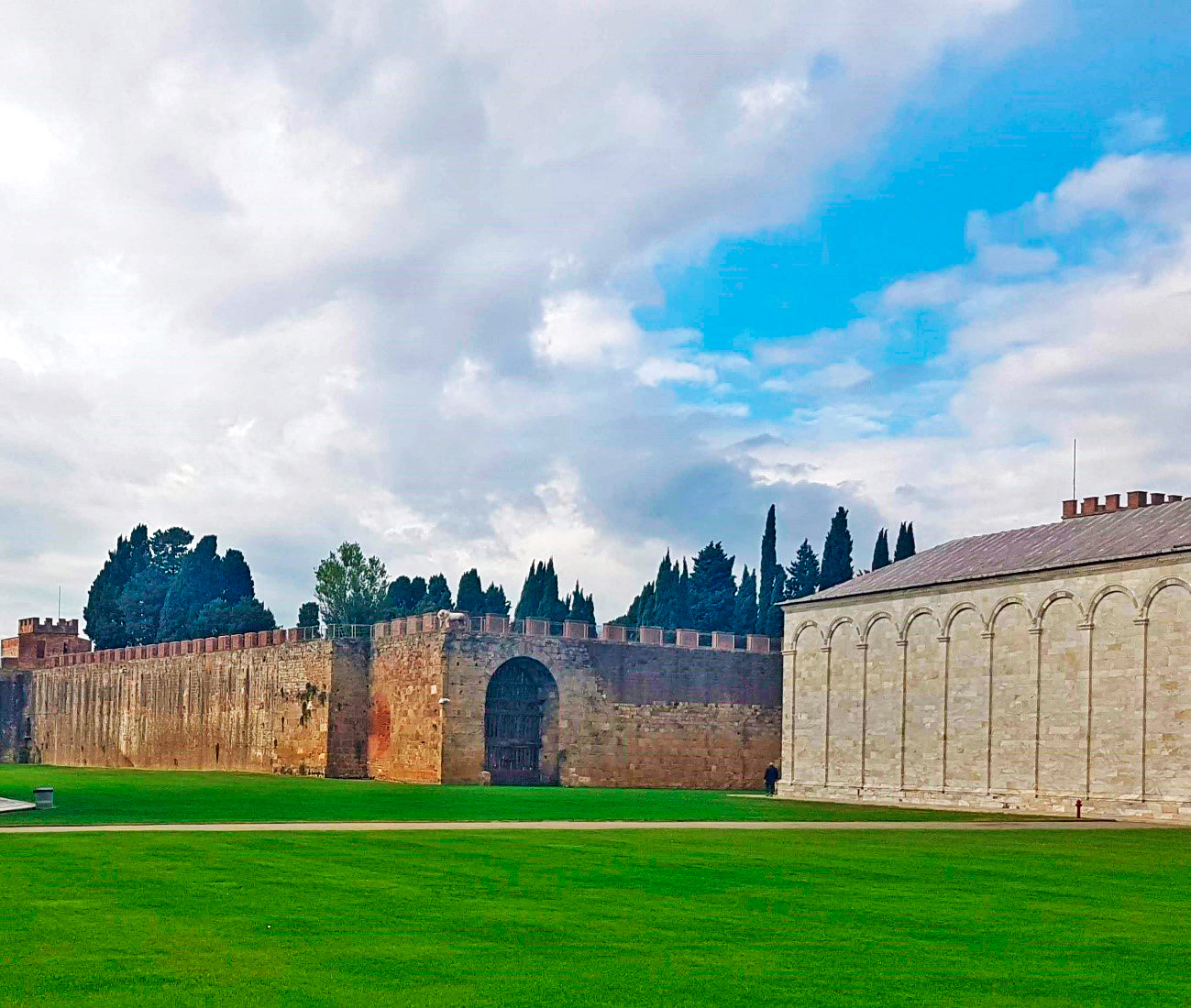 Vista dos muros do Camposanto em Pisa na Itália