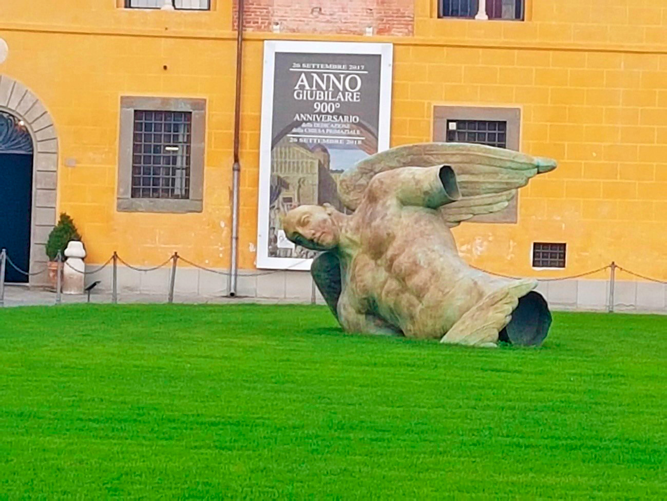Museu da Ópera do Duomo em Pisa na Itália (na frente a obra Fallen Angel de Igor Mitoraj)