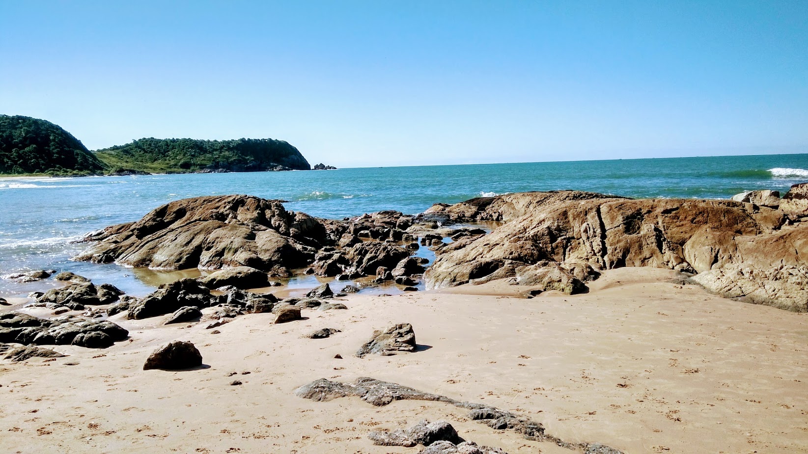 Calma e tranquilidade na Praia da Paciência em Penha
