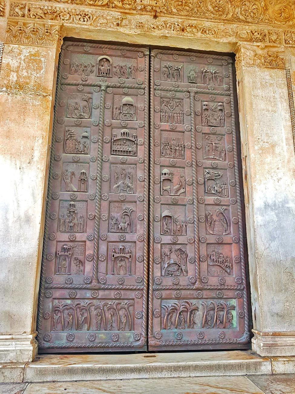 Riqueza dos detalhes da porta de San Ranieri no Duomo