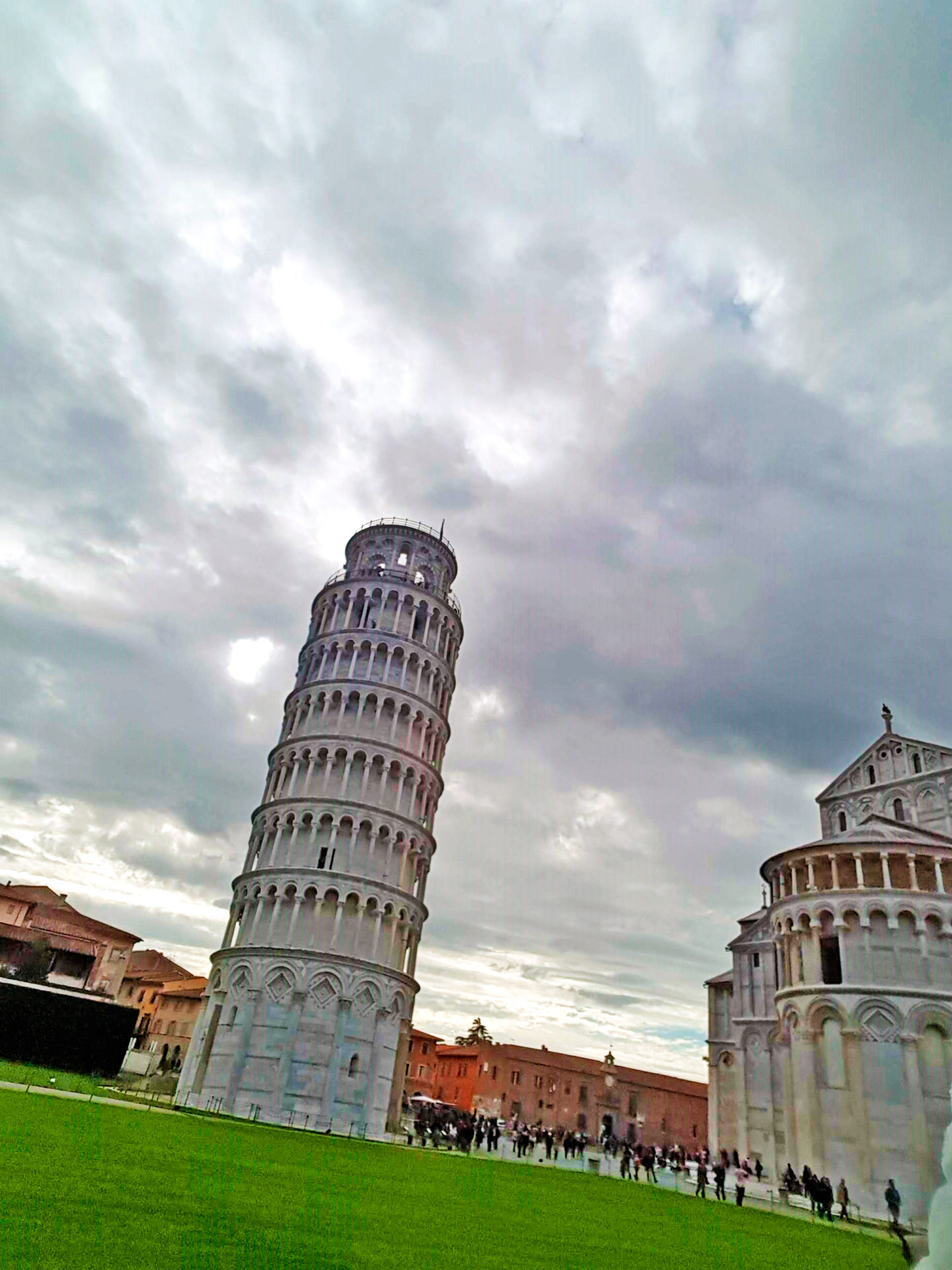 Essa é a Praça Duomo onde fica localizada a Torre de Pisa