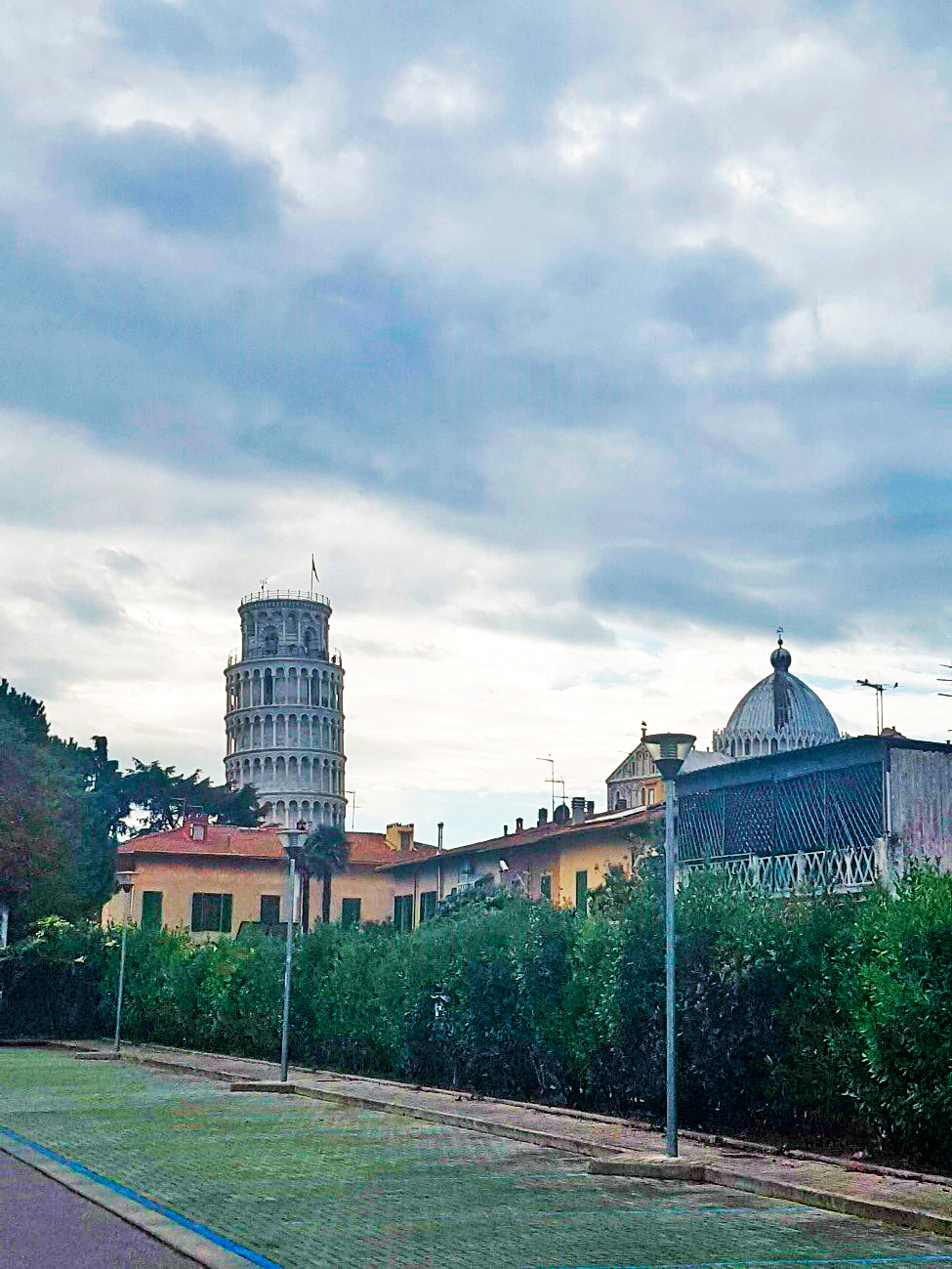 Vista da Torre de Pisa ao chegar no estacionamento