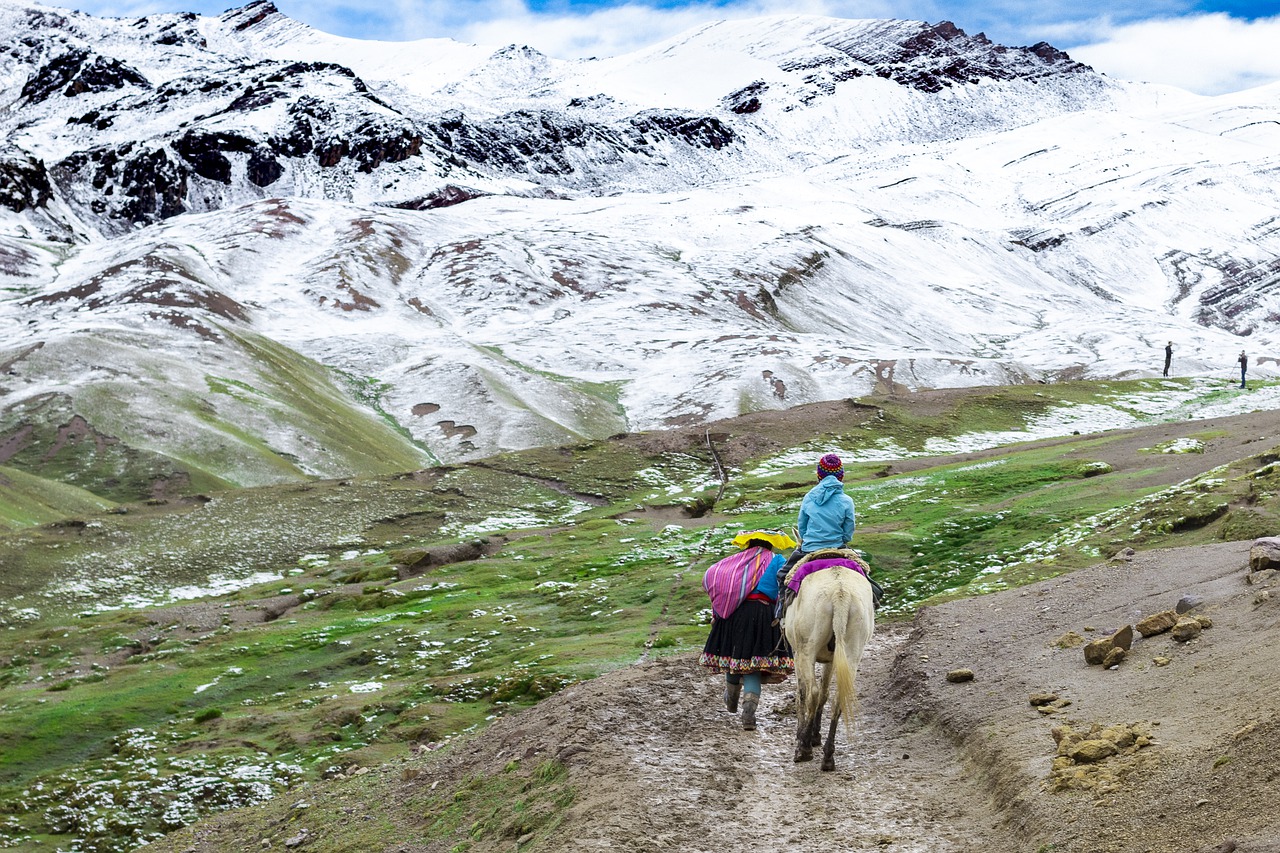 As belezas do caminho até as montanhas em Cusco no Peru