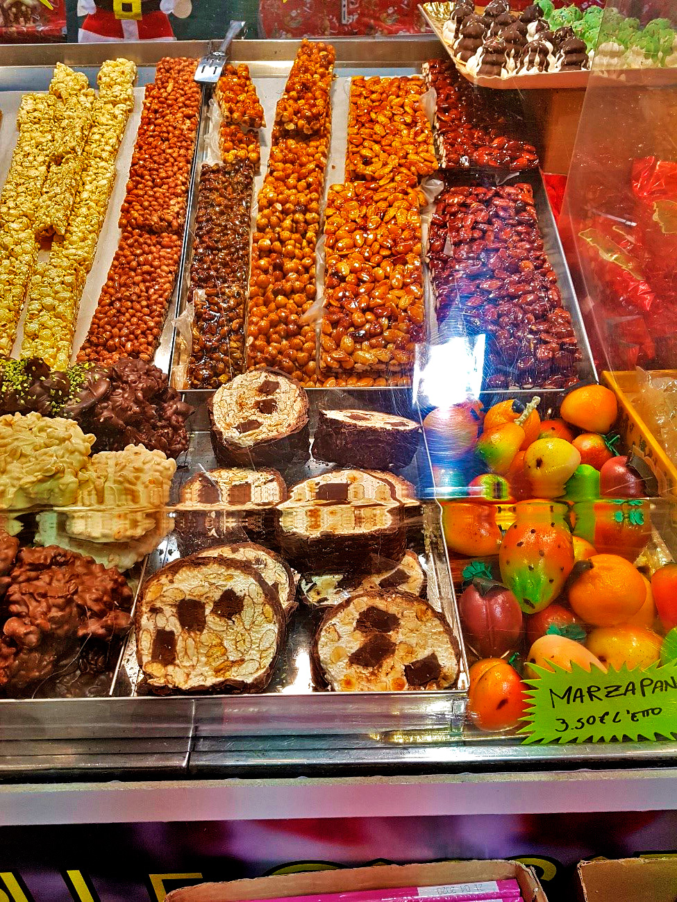 Vitrine de doces da feirinha perto da Igreja San Pietro em Bolonha