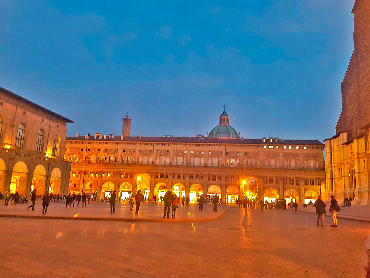 Vista à noite da Piazza Maggiore em Bolonha