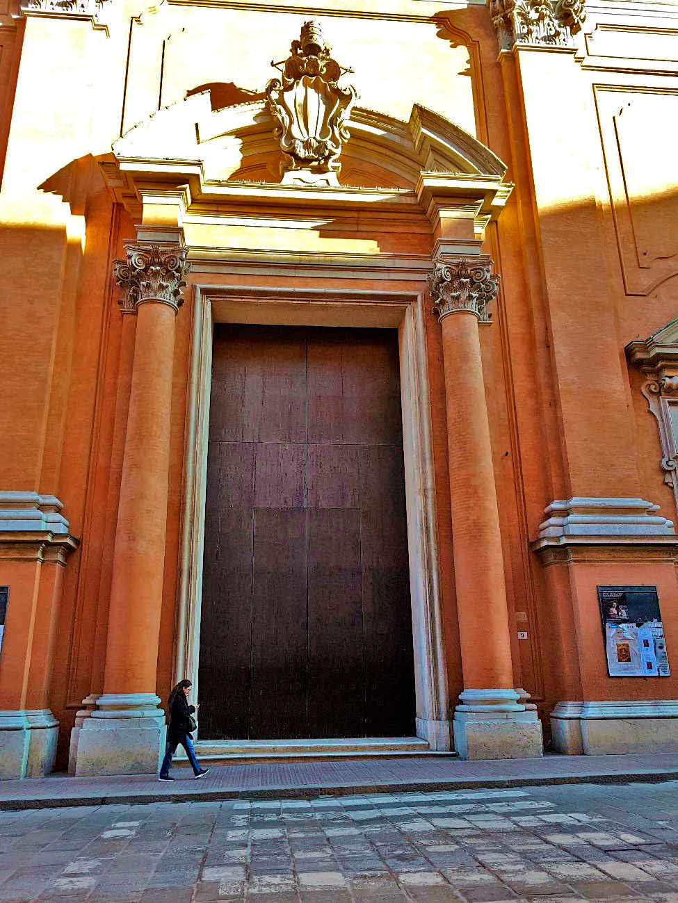 Enorme portal da Catedral San Pietro em Bolonha