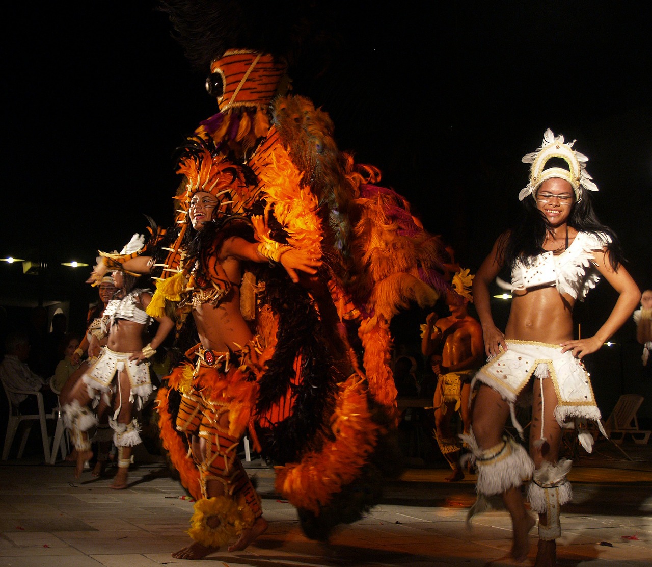 Em Manaus você vai encontrar shows com muita dança, samba e cultura da Amazônia