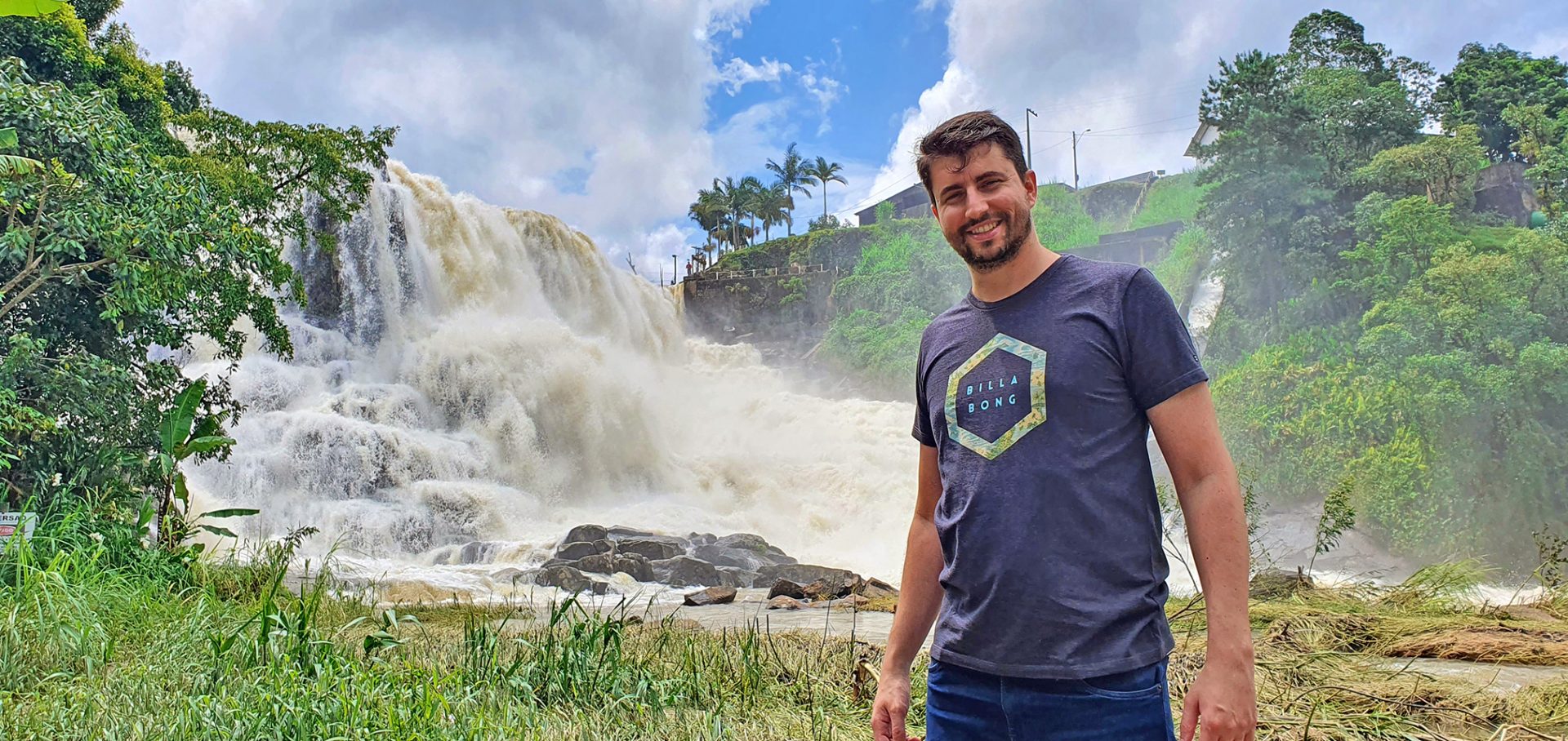 Thiago Busarello na cachoeira Salto Donner em Doutor Pedrinho responsável sobre o blog