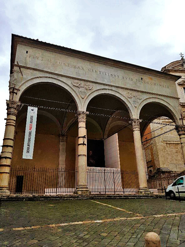 A Logge del Papa possui fachada em mármore travertino com três arcos renascentistas