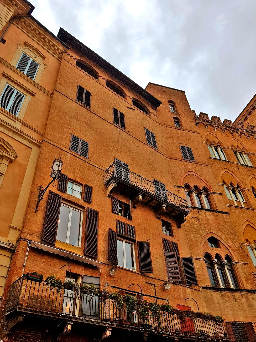 Lindas fachadas dos edifícios de Siena