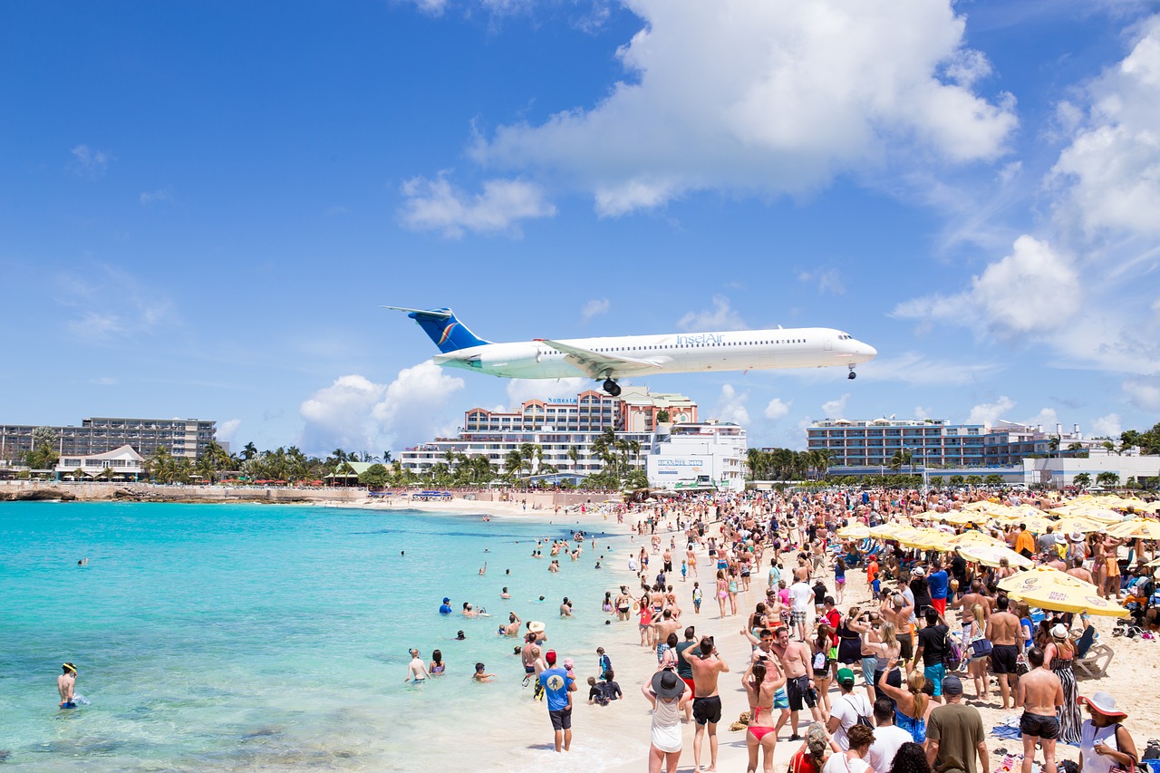 Uma das praias mais famosas de Saint Martin é a Maho Beach por causa dos aviões que passam perto da praia